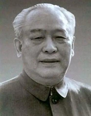 1983年，作为总政主任的开国中将余秋里回乡探亲，弟弟余财发却不愿相见，还说：“