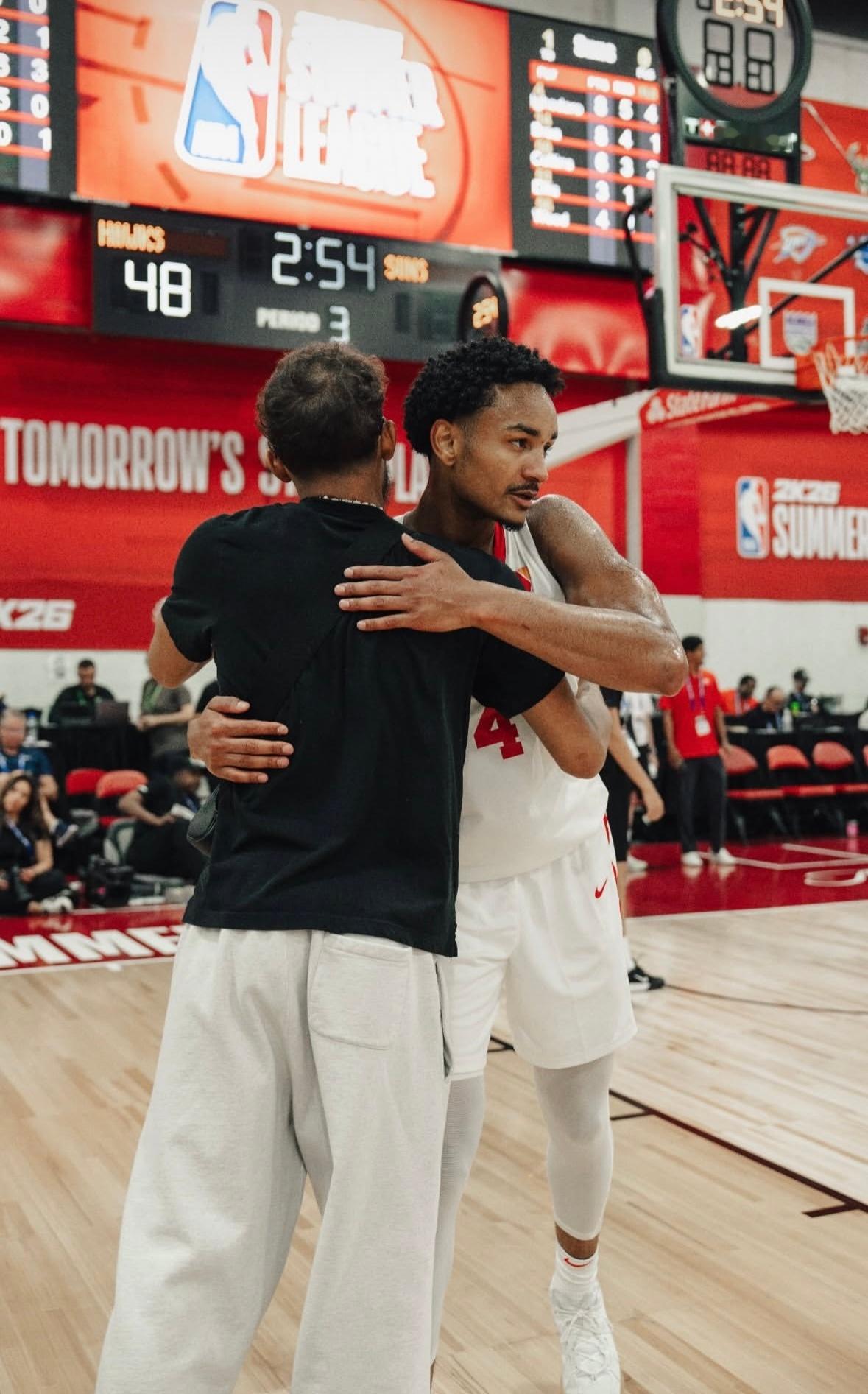 Trae Young 分享与Kobe Bufkin合照两场比赛命中率都一般，还需
