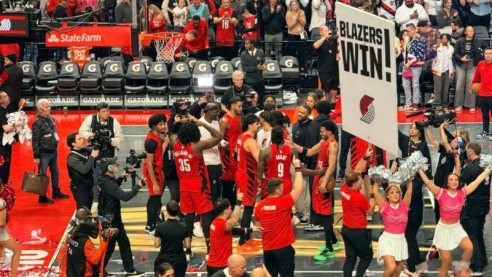 格兰特罚球绝杀掘金，赛后队友围着格兰特庆祝，未见杨瀚森开拓者vs掘金 ​​​