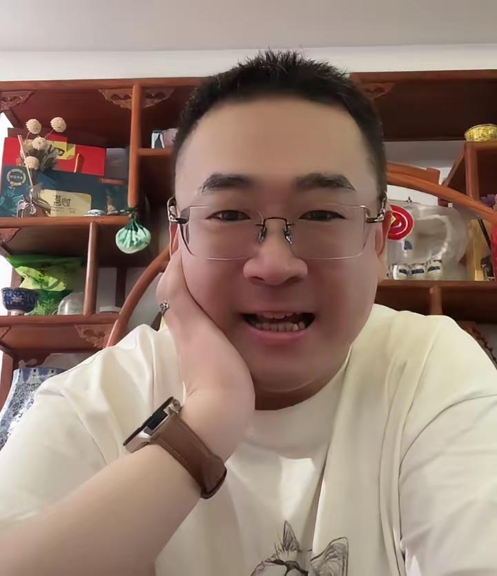 书香门第配军人风骨，这样的家风底蕴真的太让人佩服。

爷爷是大学老师，奶奶是中学