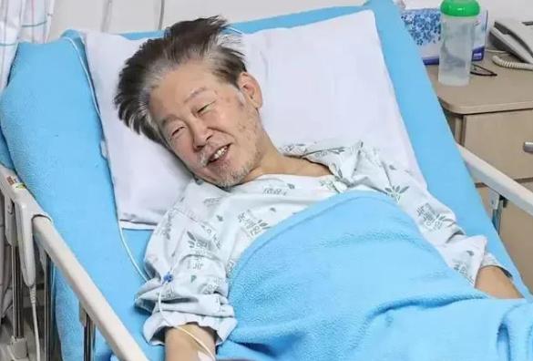 李在明绝对是个狠人
这是2023年他绝食时的照片，已经瘦脱相了，但在面对媒体采访