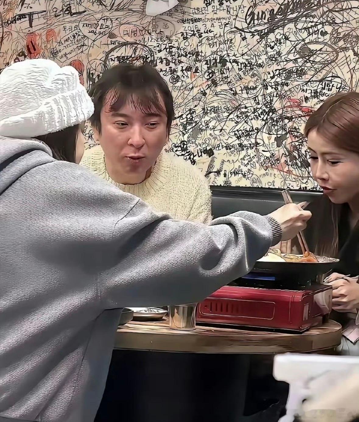 说消费降级 有个前提富过你我平民没资格谈消费降级不信？不信看看思聪边上得姑娘质量
