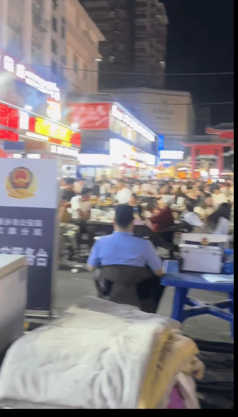 河南新乡西大街，最热闹的夜市坐满一堆人在撸串喝酒，但没人光膀子没人耍酒疯也没人骚