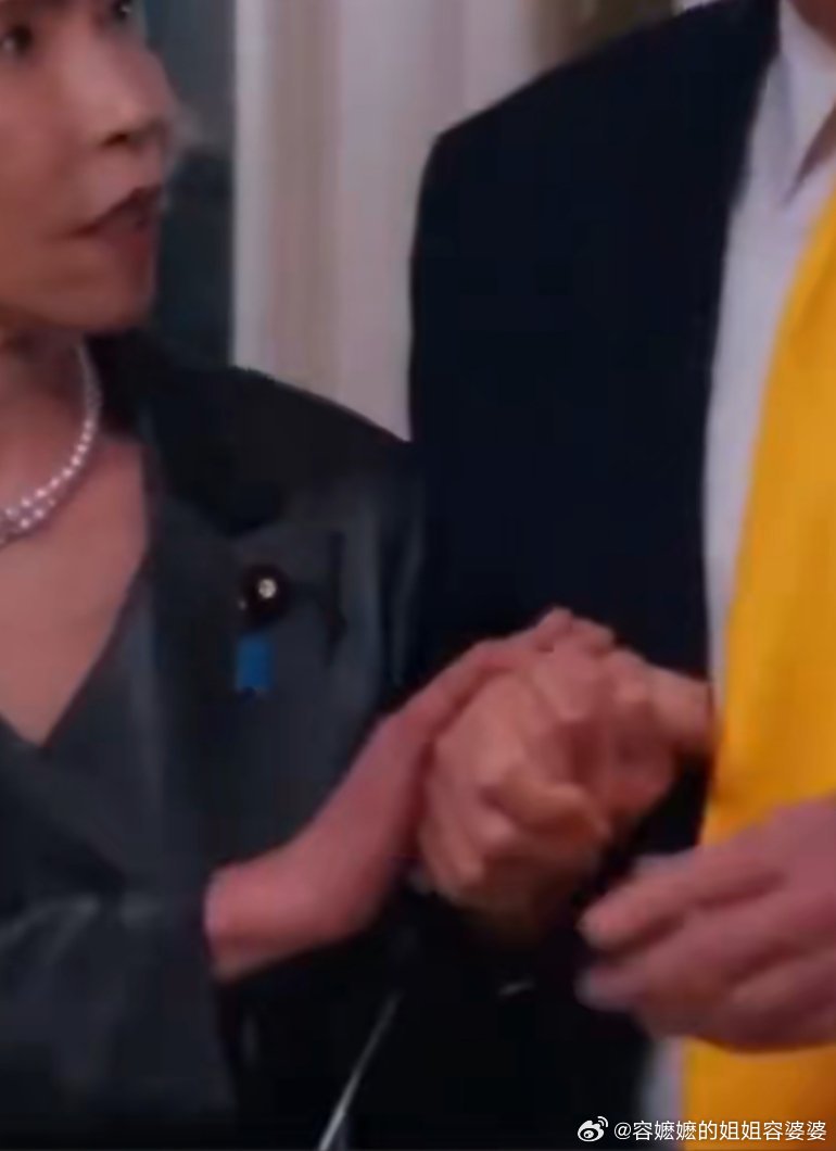 高市早苗与特朗普牵手同行这一幕真像民国剧里，老鸨子见到了大嫖客 