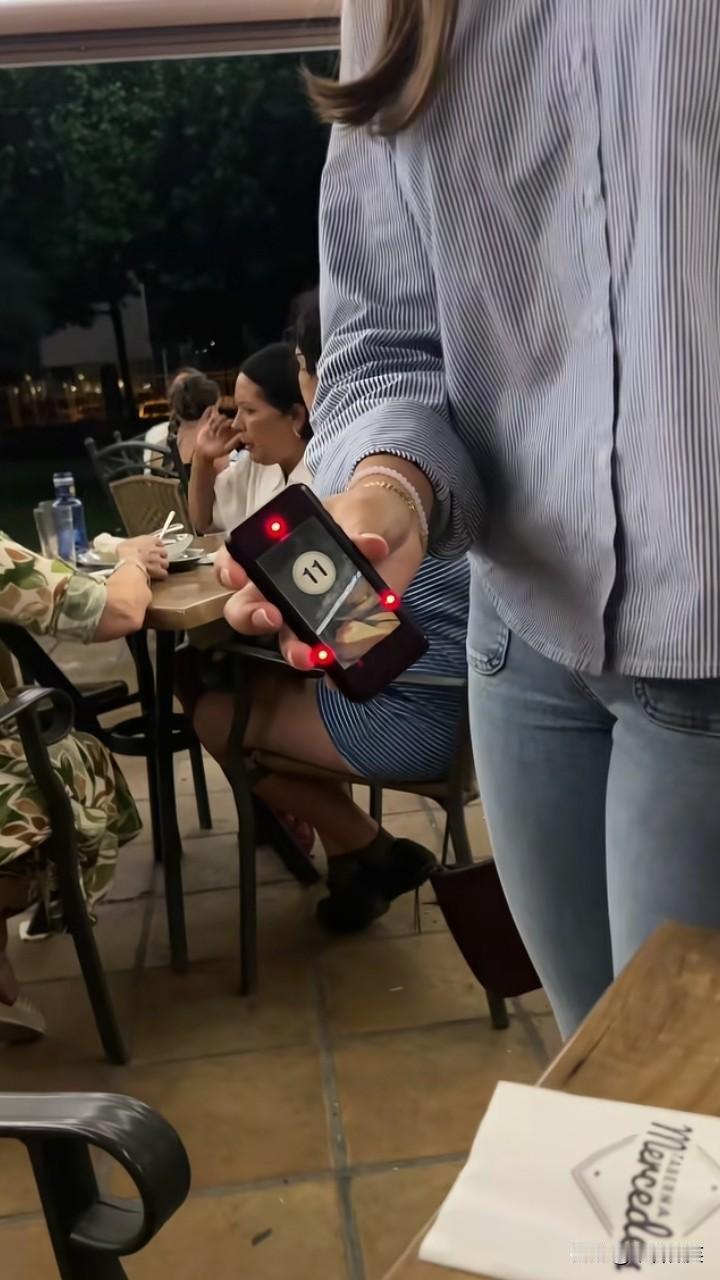 “老外的这个办法不错吧，菜好了这个响起来，自己进去拿！”

这是在西班牙生活的一