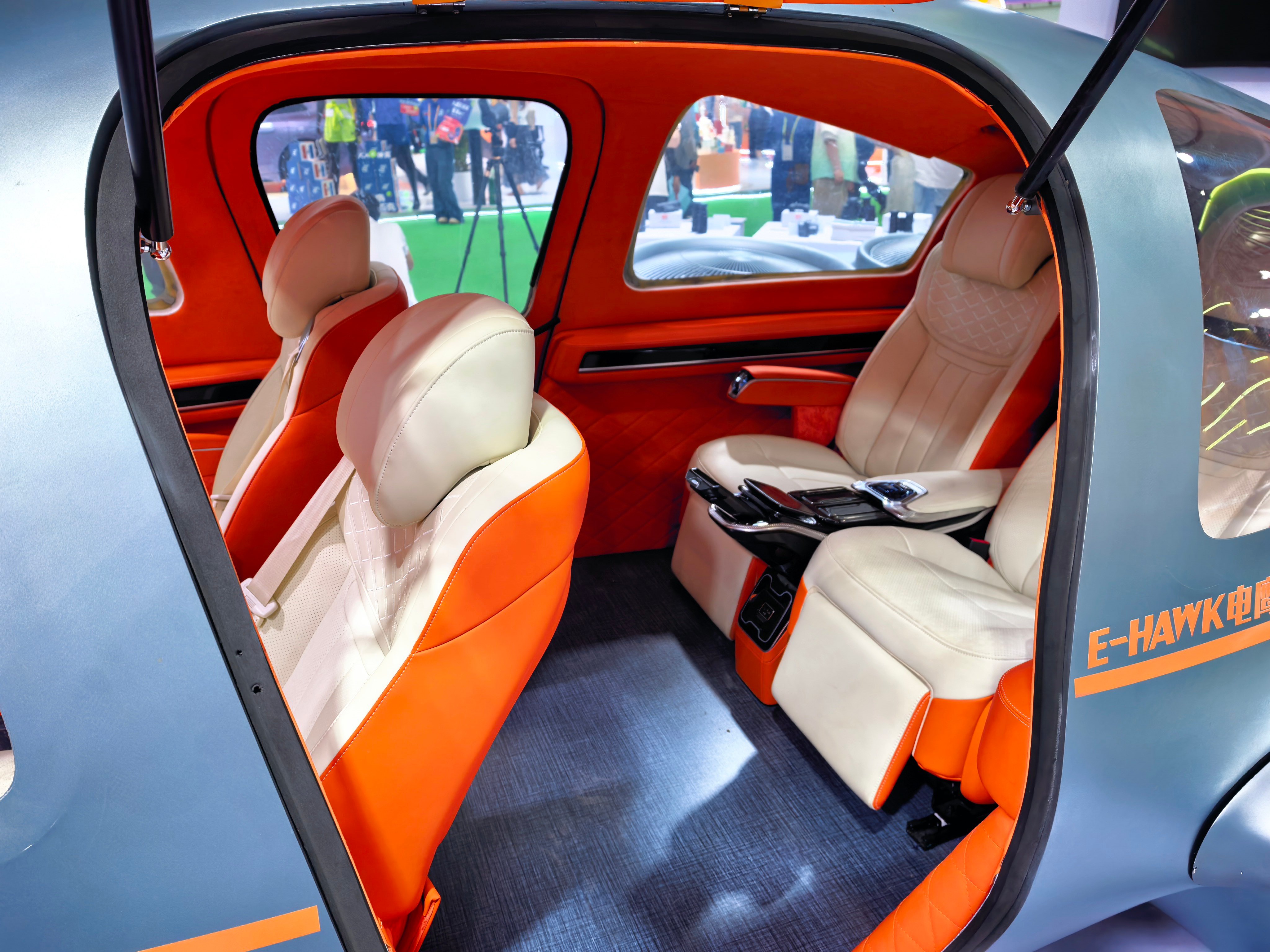 完了，“飞碟”，真的被我们造出来了，在海南中国国际消费品博览会，见到了一个酷似飞