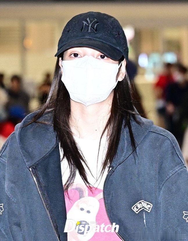 30日，BLACKPINKLISA 结束海外日程，经仁川机场抵达韩国。 