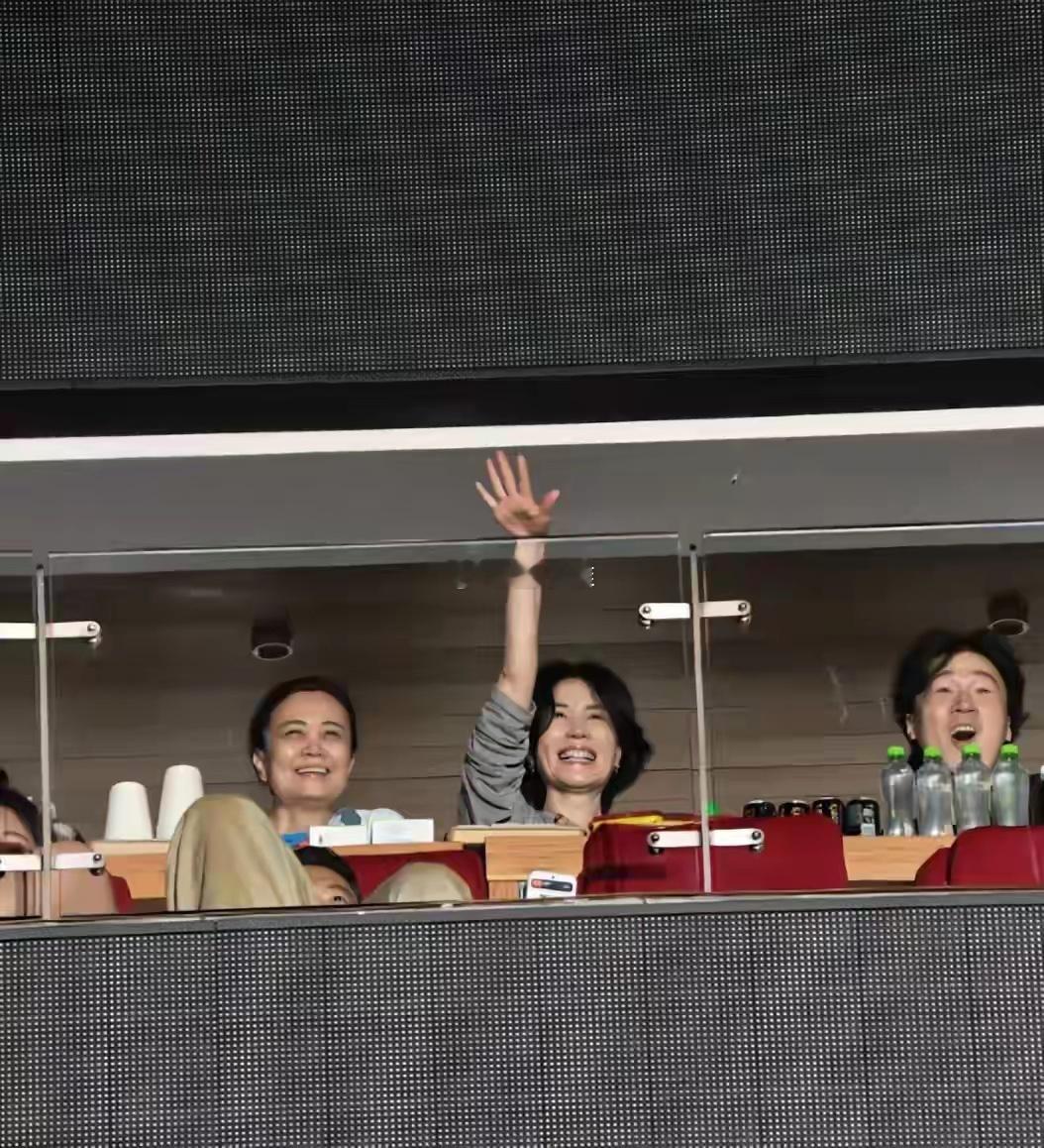 王菲低调现场那英演唱会，57岁依然光彩照人，被调侃结束才能走 