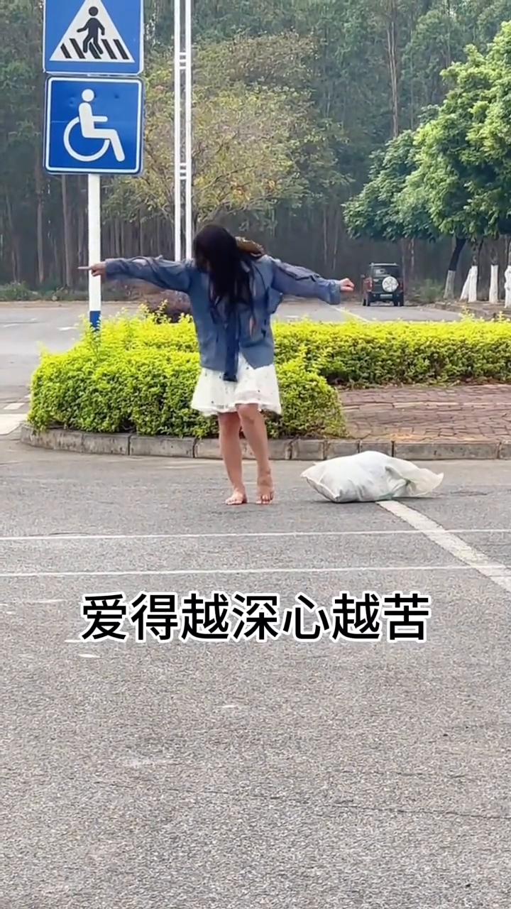 爱情究竟是何物？为何总是让人哭？从此再也不敢的爱，爱得越深心越苦。我的情妹妹呀，