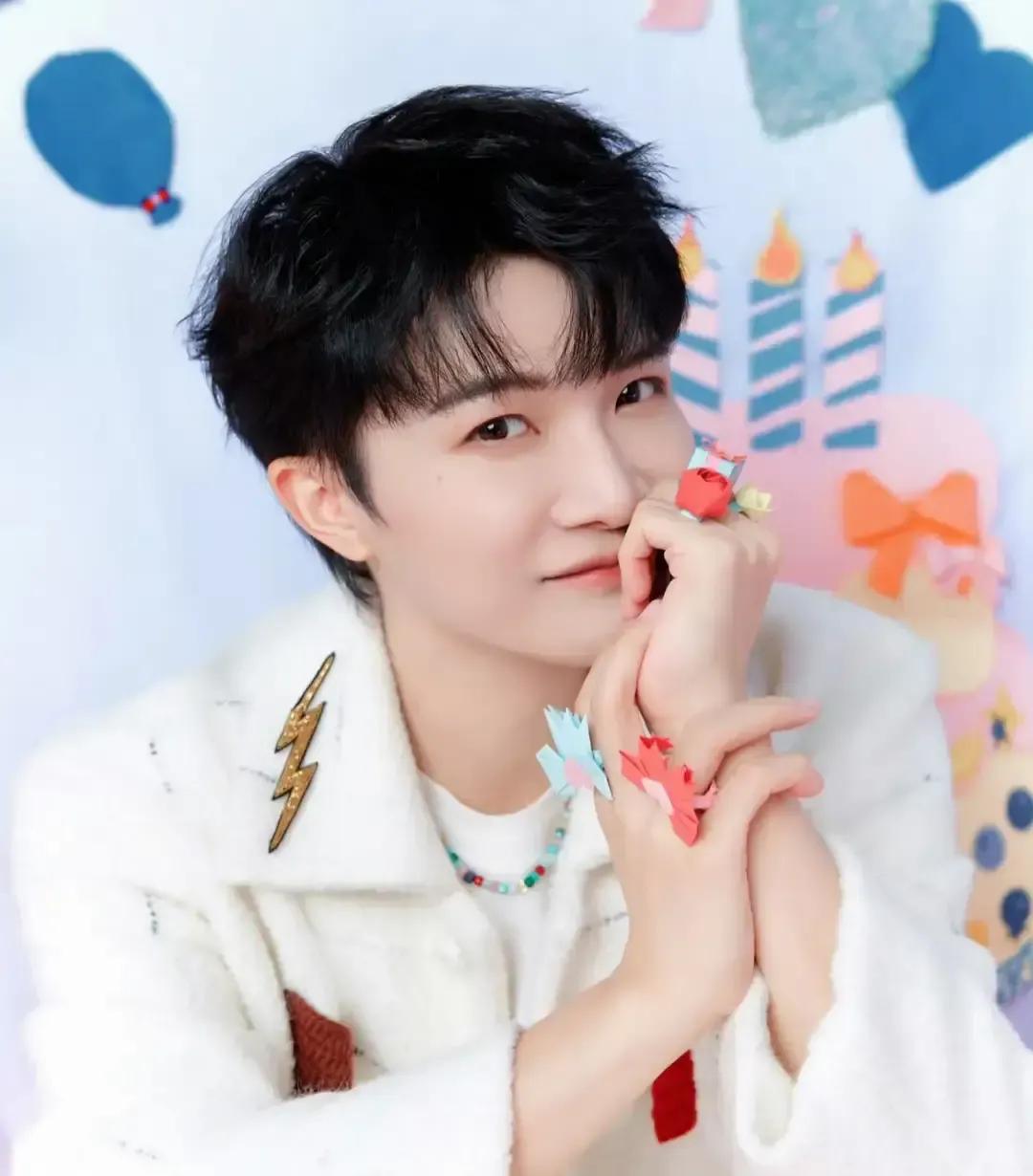 周深悄悄给香港青少年基金会打了一百万，银行回单上是他本名，没走公司账，也没买热搜