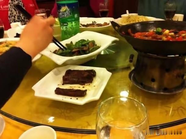 长春51岁女子被服务员叫“阿姨”，拒付餐费并要求赔偿精神损失费这事，
我觉得这位