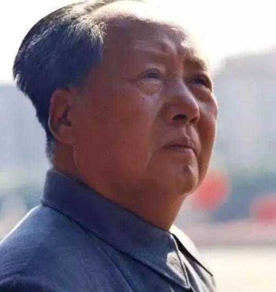 1976年9月8日，毛主席已说不出一句完整的话，却拼尽最后力气，在纸上写下“三”