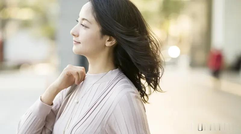 优雅漫步在阳光下的午后，感受生活的美好。