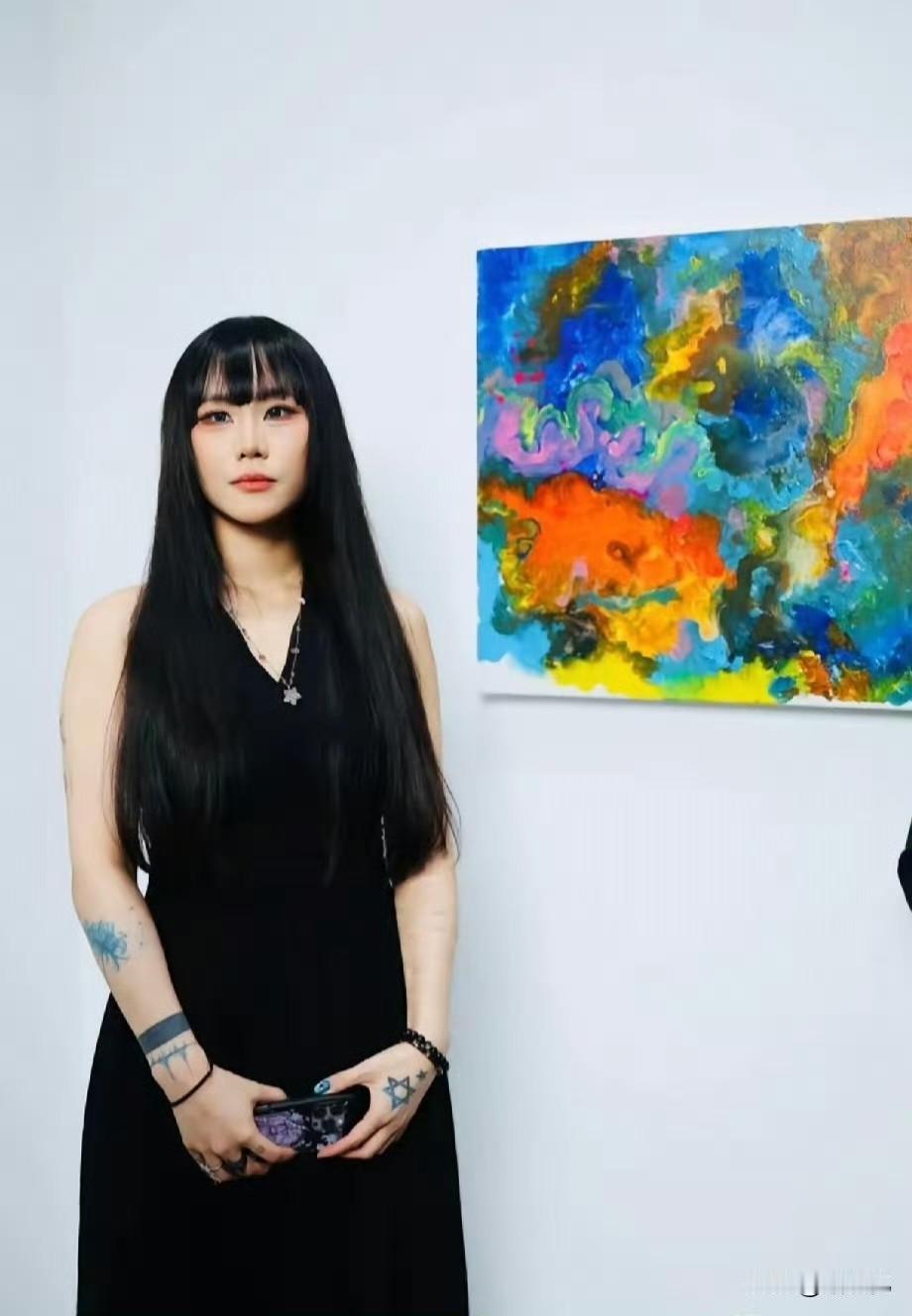 刚刷到窦唯小女儿窦佳嫄在北京开个人画展，看完觉得窦唯的命挺好的。
两任前妻都帮他