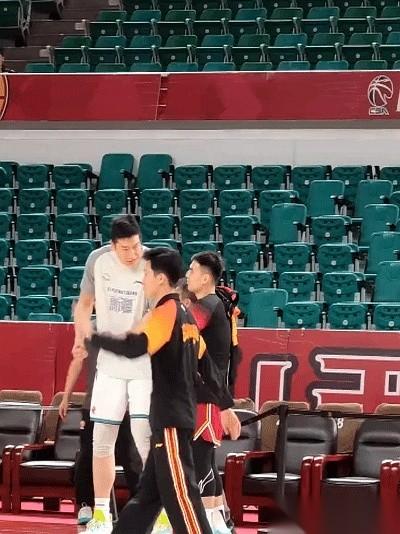 李炎哲指着篮筐，冲贾明儒喊：“你小子今天敢在篮下乱晃，我跳起来‘啪’一下就给你盖