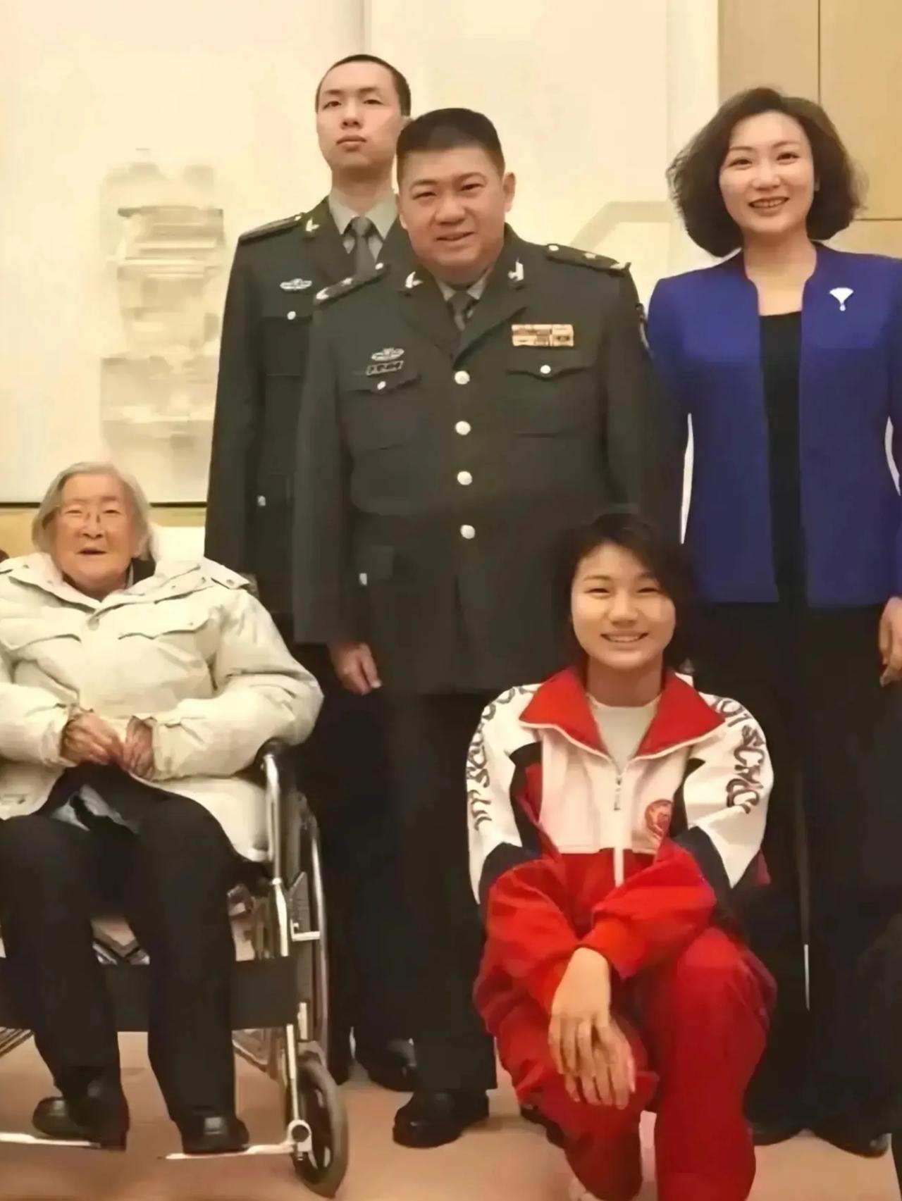 毛东东和毛甜懿，他们是毛泽东主席的曾孙辈。在爸爸毛新宇、妈妈刘滨的教育培养下，他