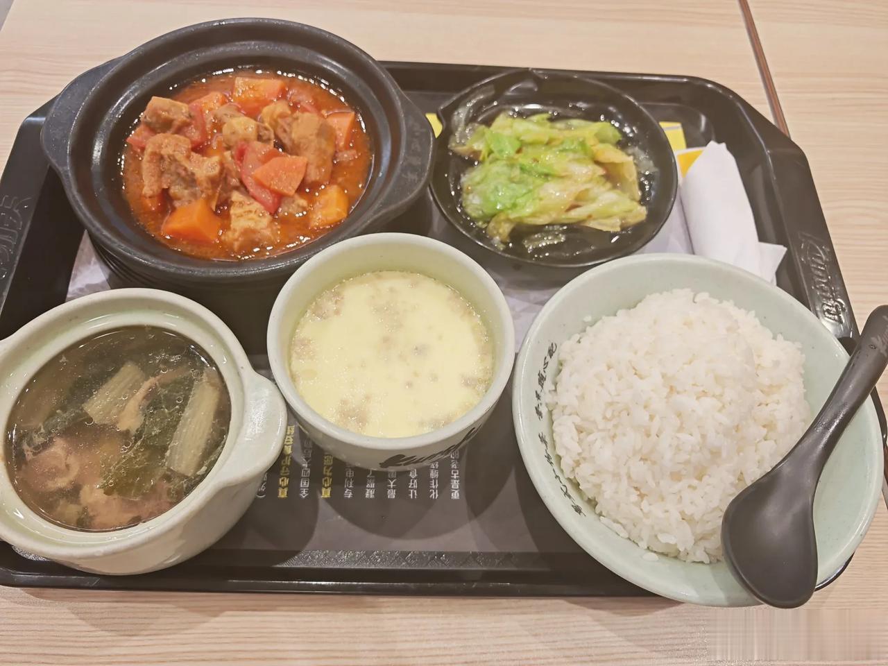 北京高铁站的套餐
58块钱，客观的说，贵吗？
开了一下午的会，刚结束赶高铁🚄