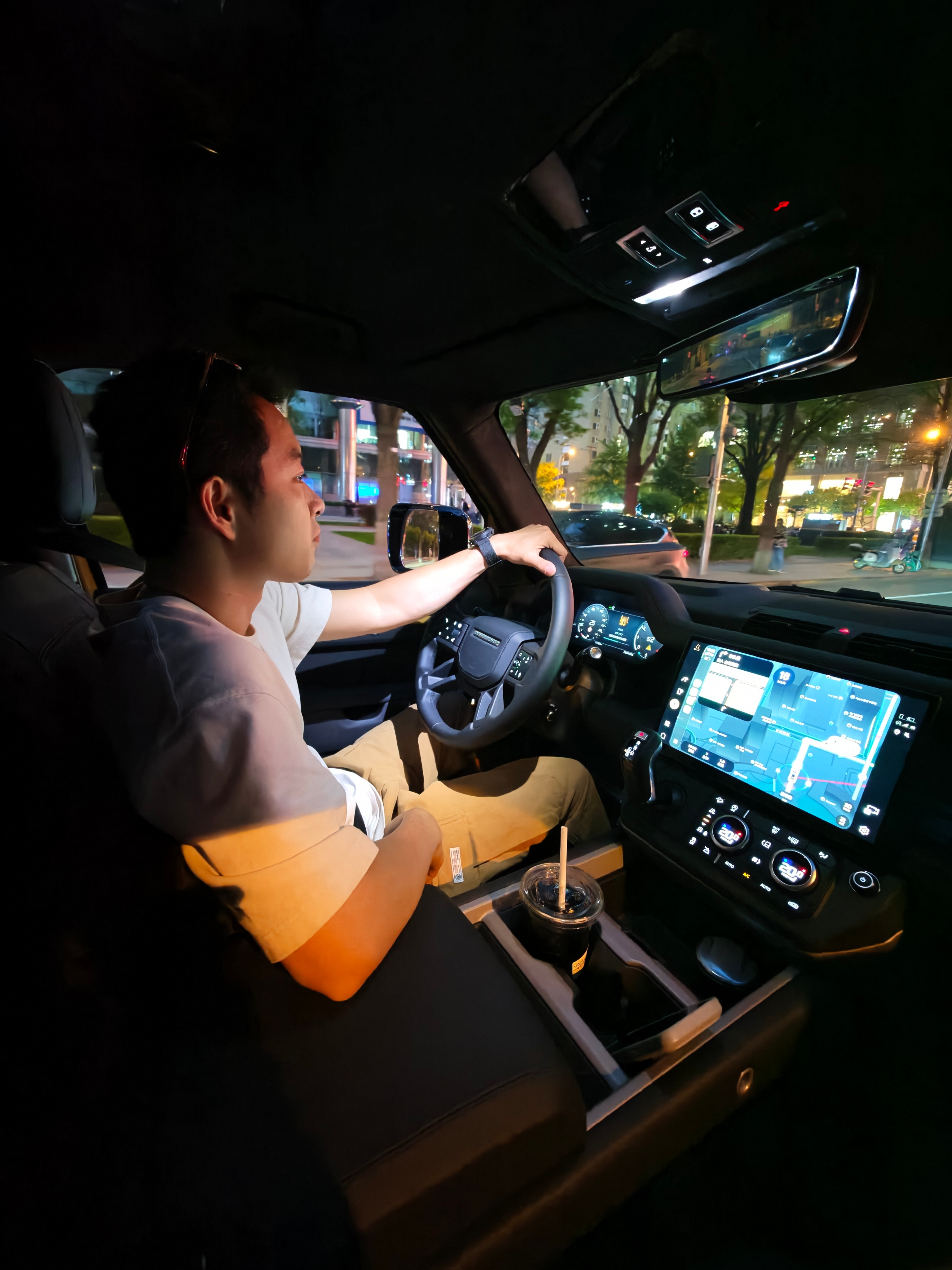 开自动挡车，却一顿操作换挡杆，这位司机师傅，看起来有点厉害的样子  