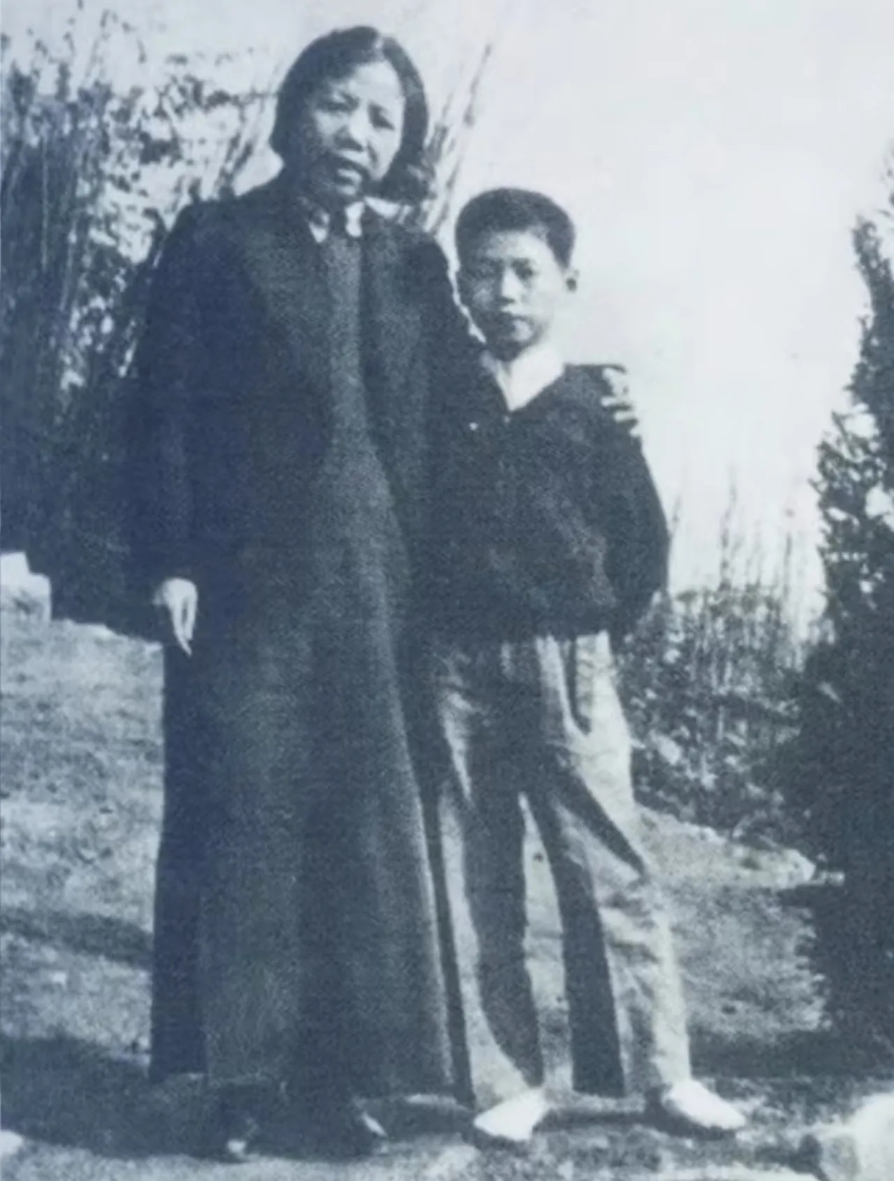 此前不少网友认错这张1940年拍于重庆周公馆外的老照片：站在邓颖超身边的男孩，不