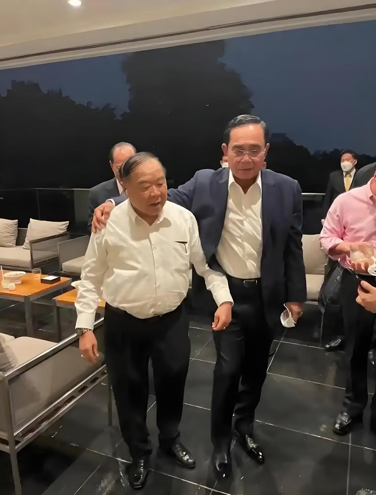万万没想到，巴育竟然不去吃巴逸的席，这样的人怎能斗得过他信家族。

巴逸八十岁大