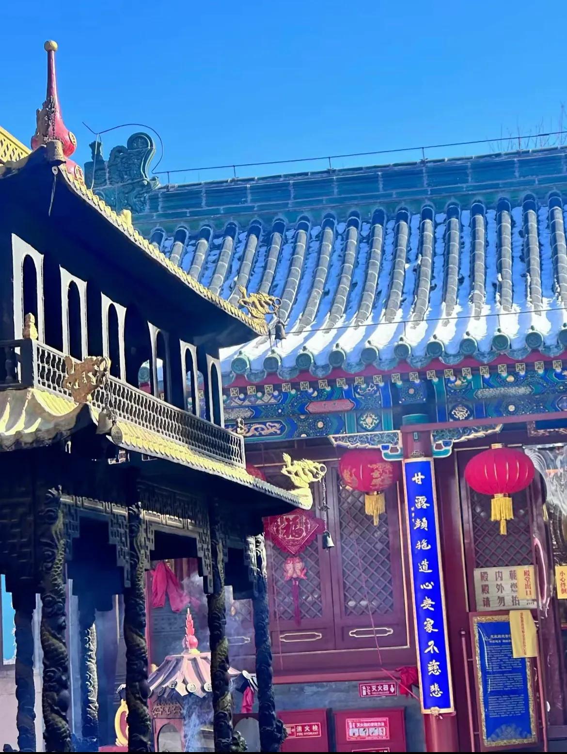 我有个闺蜜，特别信佛，29岁那年，她决定辞掉小学老师的工作，去寺庙做义工。 

