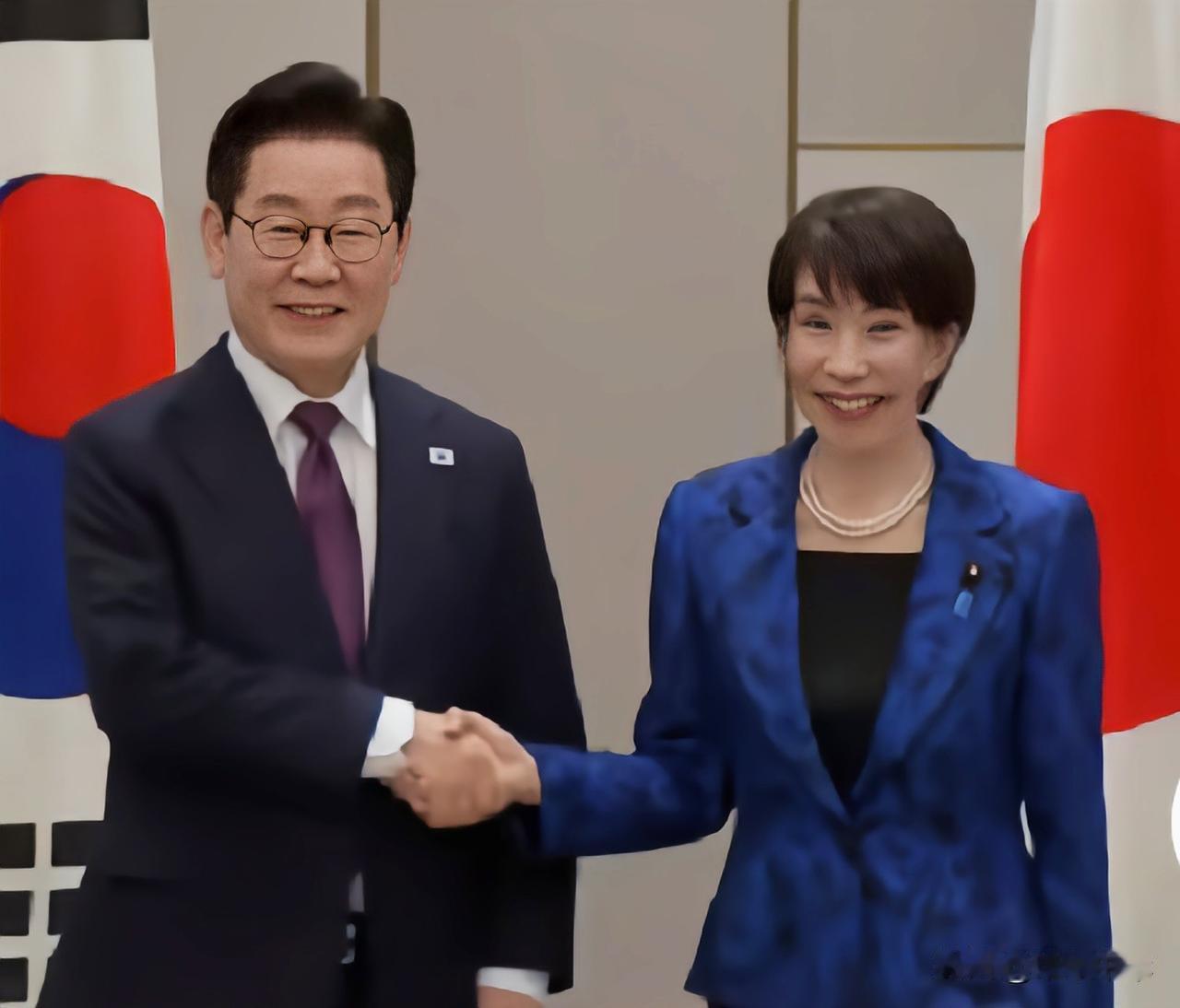 俗话说“笑不露齿”，尤其是与外国领袖会晤时，可是日本首相高市早苗笑得何止是露齿啊