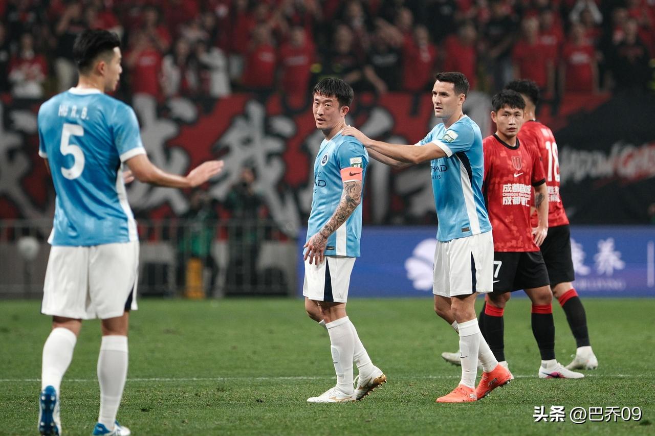 这张红牌确实值得商榷。姜至鹏的动作本意是卡位阻挡，并非主动挥肘伤人，属于战术性犯