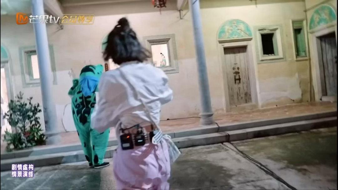 唐艺昕抓牛蛙自带配音唐艺昕人形电击棍综艺名场面来袭，唐艺昕抓牛蛙现场即兴配音，魔