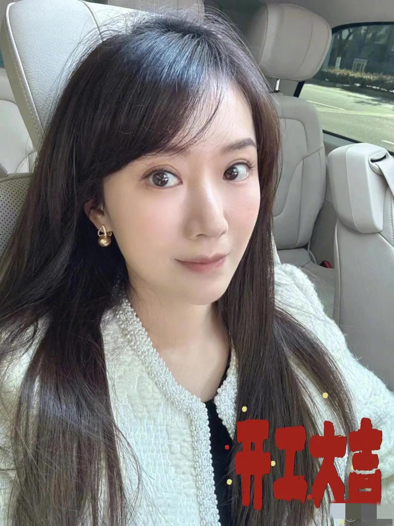 “海藻”李念晒开工照，被她的状态惊到了！这哪里像生过仨娃的人啊？白皙紧致的皮肤，