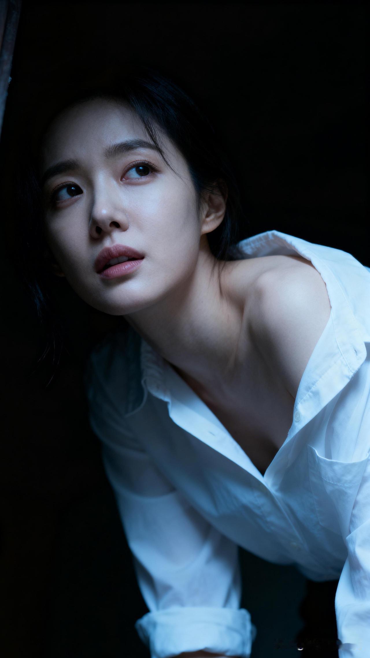 月色如水，美女如画。女星谁最耀眼 “光影交错中的沉思，白衬衫的纯净与神秘”📸?