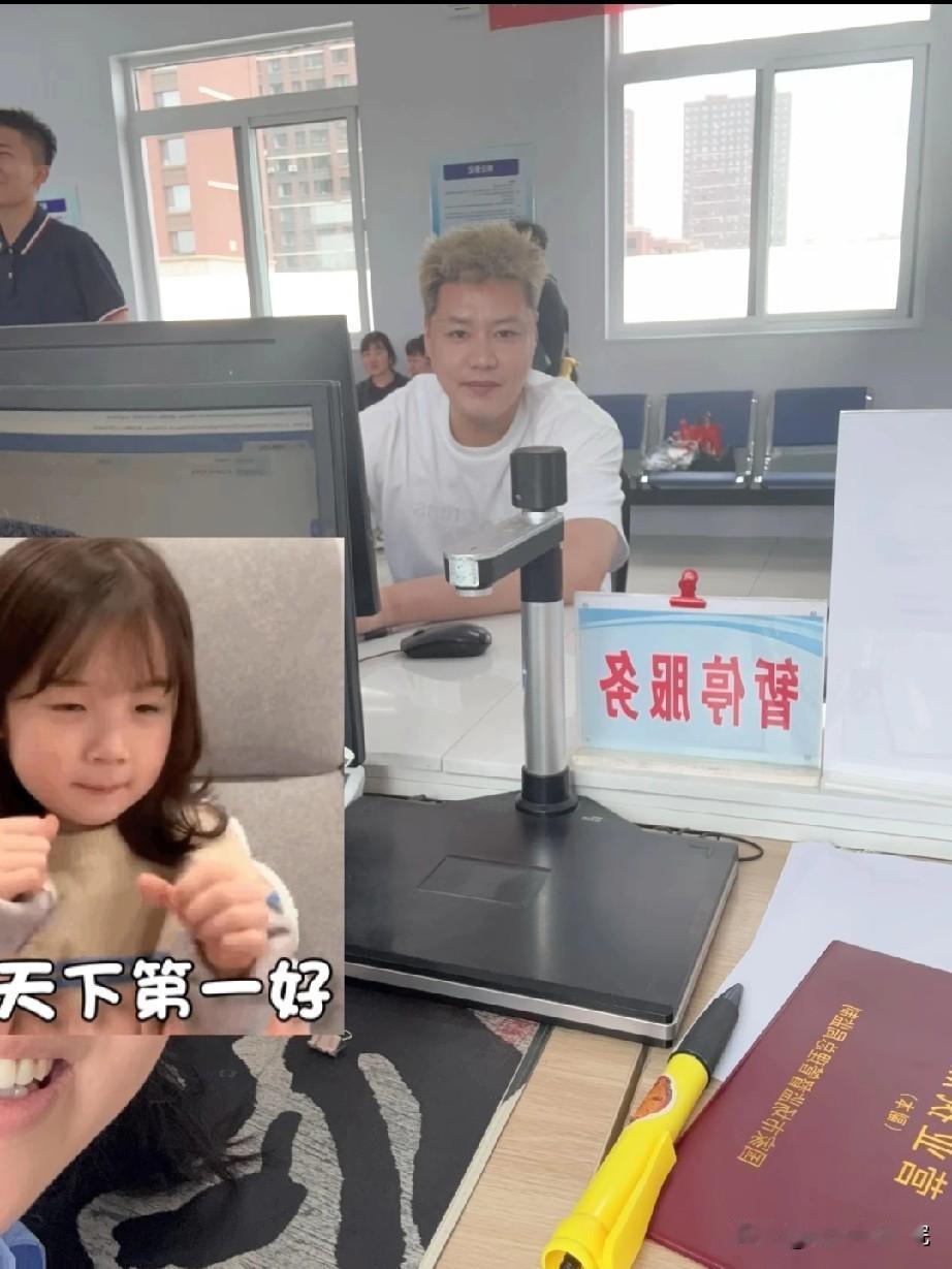 贺天举提新车了，紫色系！

鹈鹕名宿贺天举近日提了新车，一台紫色的理想汽车，我没