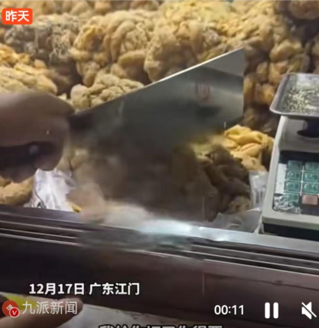 12月17日，广东江门街头，一位女子本想买点麻花解馋，结果老板手起刀落，162元