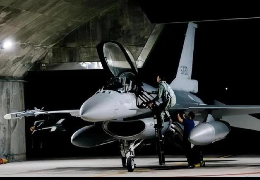 最近台军的F - 16战机状况不断。1月6日，花莲空军基地编号6700的F - 