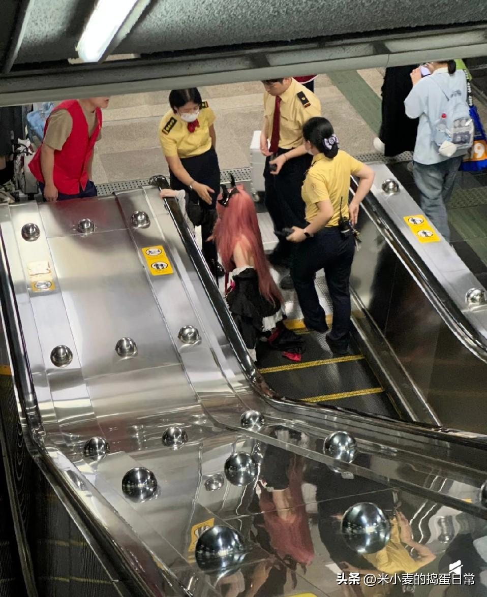 地铁扶梯惊魂！Coser美裙被吞，洞洞鞋也危险！
 
地铁扶梯突然“咬”住 co