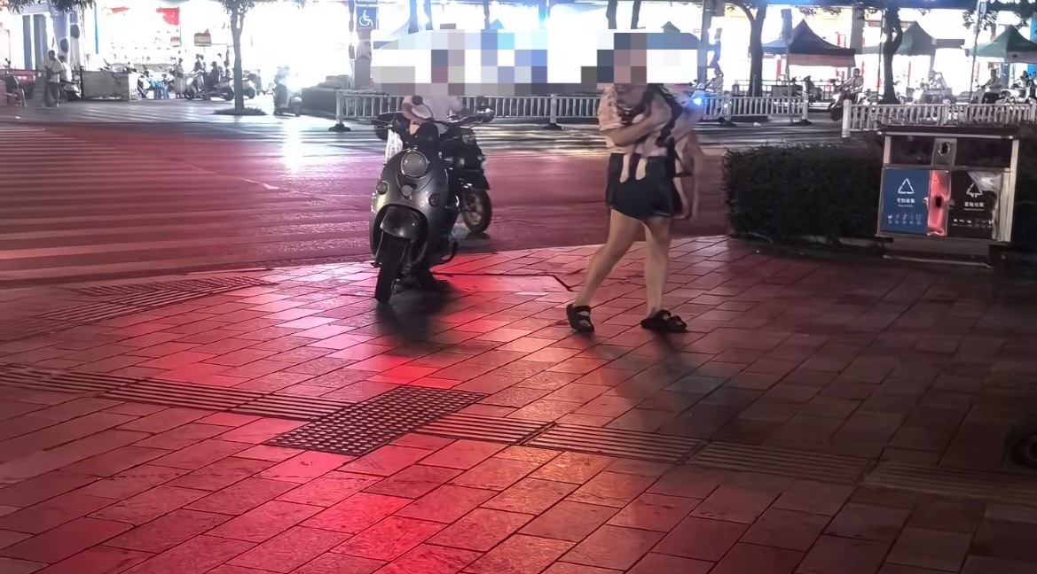 【玉林女子下班骑电车路上等红绿灯被狗咬】近日，网友爆料称：玉林一女子下班骑着电动