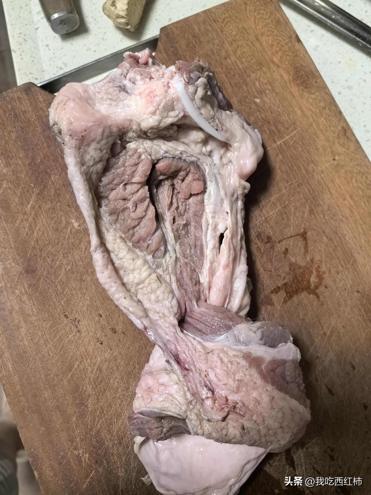 买了一块这样的牛腩，应该找卖家换吗
昨晚下班去超市买了块牛腩，一斤二两
40多块