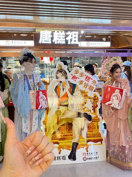 蹲到了蹲到了~重庆排队王杀疯郑州！