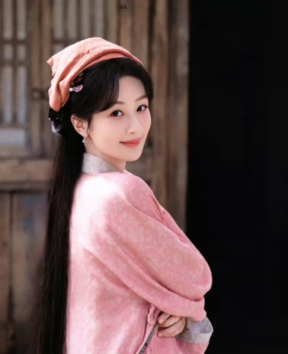 杨紫迪丽热巴成绩一个影视时尚双开花，《白日提灯》热度爆杀，解锁90后首个五大女刊