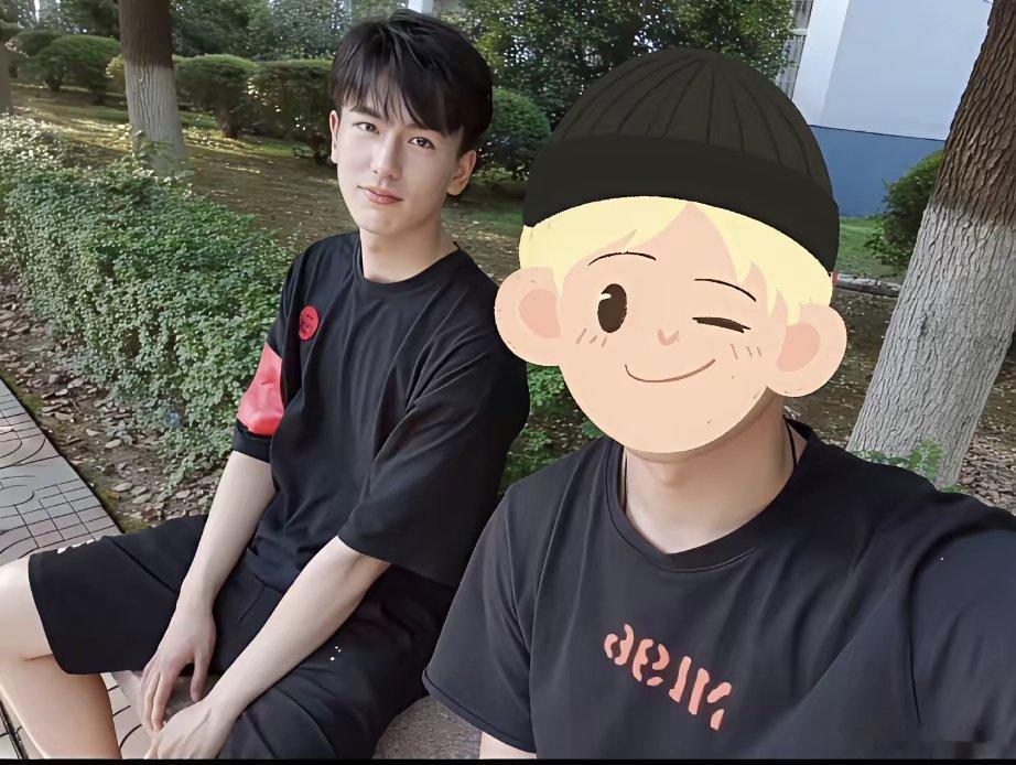 这是大学期间，张凌赫和室友的一张合影，不得不说星探真有眼光，确实和普通人不是一个