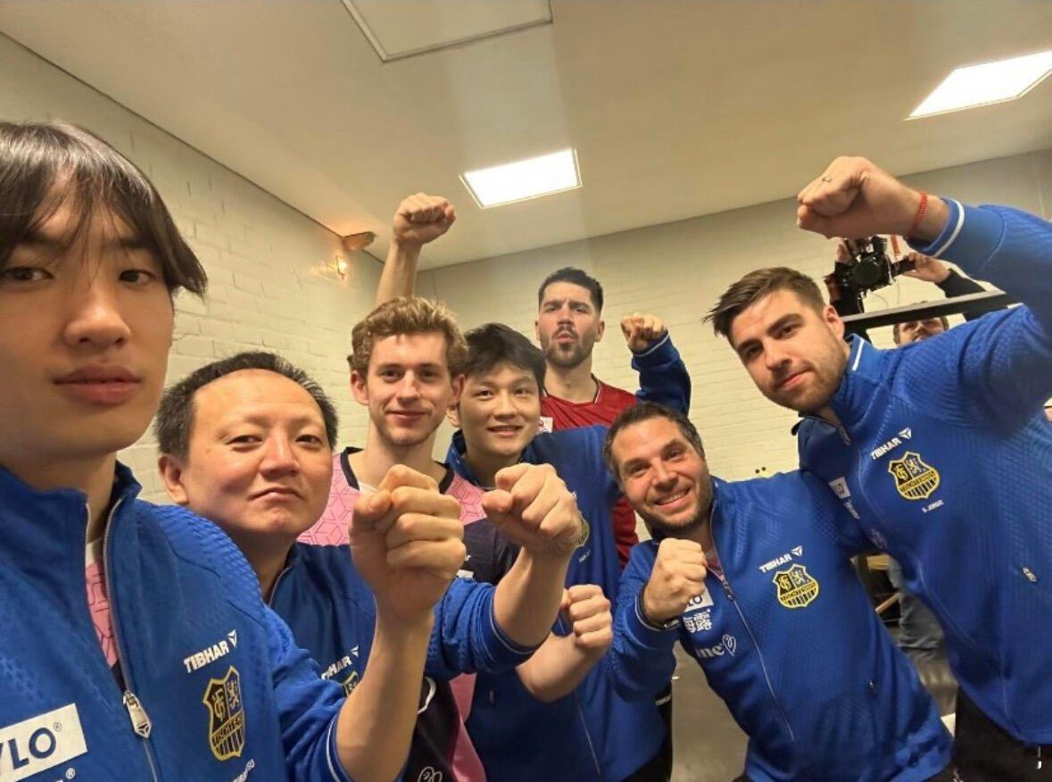 萨尔俱乐部赛后合影！樊振东熊猫握拳，萌力无限 