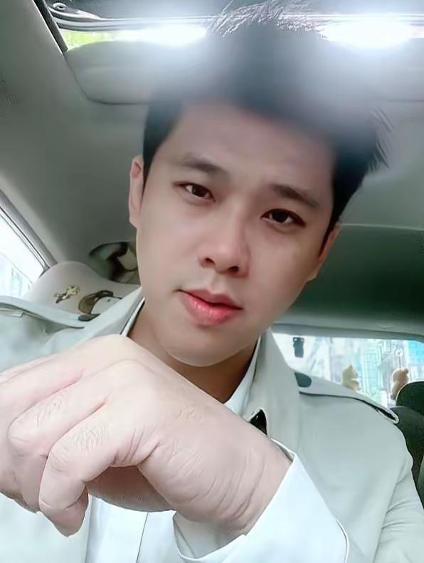 葛斯齐和汪小菲还真是一对患难见真情的兄弟。葛斯齐在广西开了一家烧烤店还专门告诉了