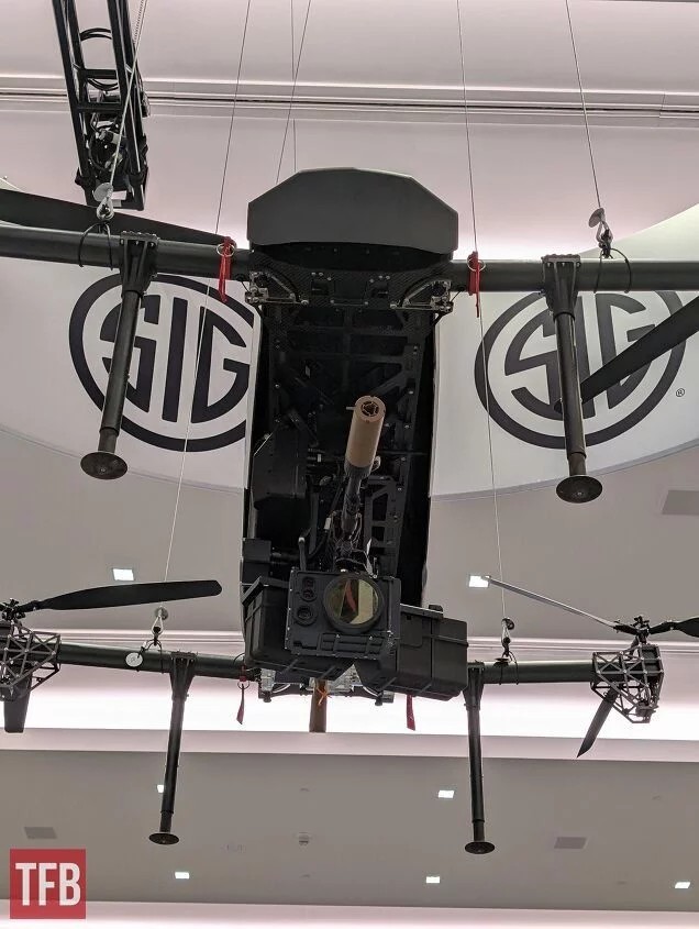 SHOT SHOW 2026上SIG展台展示的无人机，下挂一把M250机枪 烽火
