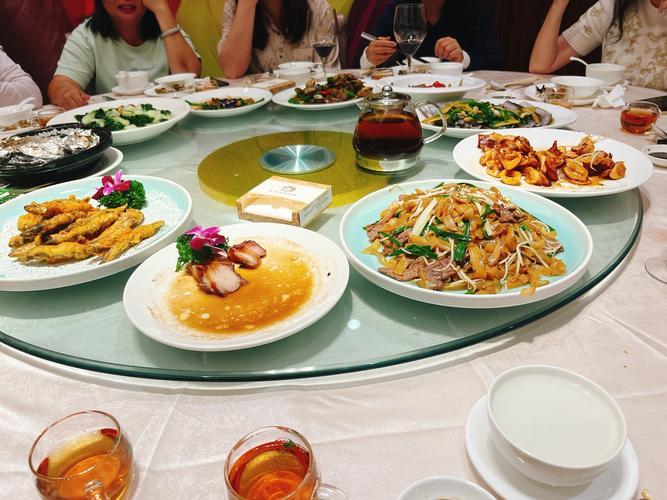 借钱还不还？男子请朋友喝酒变“单人独酌”，老板一句话暖到心坎里！

大家好，今天