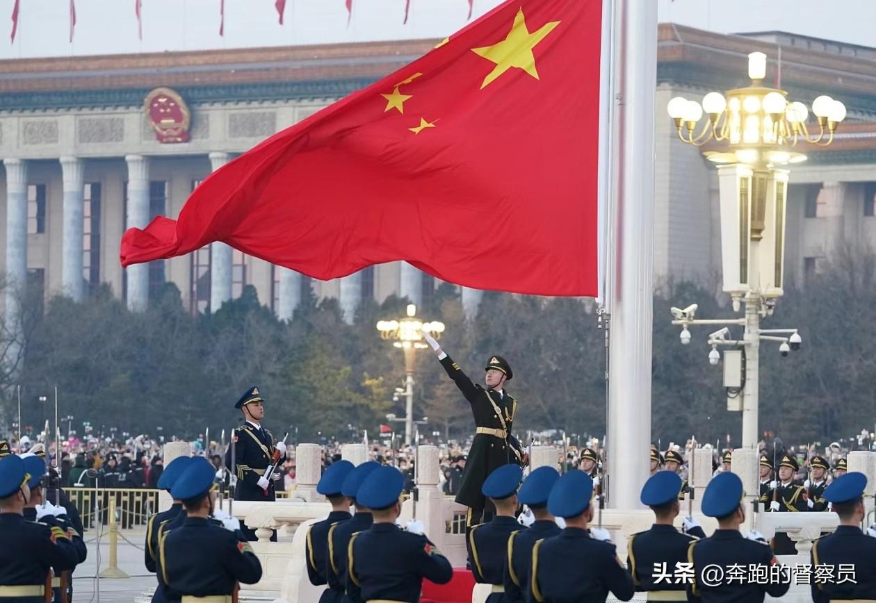 很多人误以为，守护国旗只是节日升旗的仪式、镜头前的亮相，是一场光鲜的形式感表演。