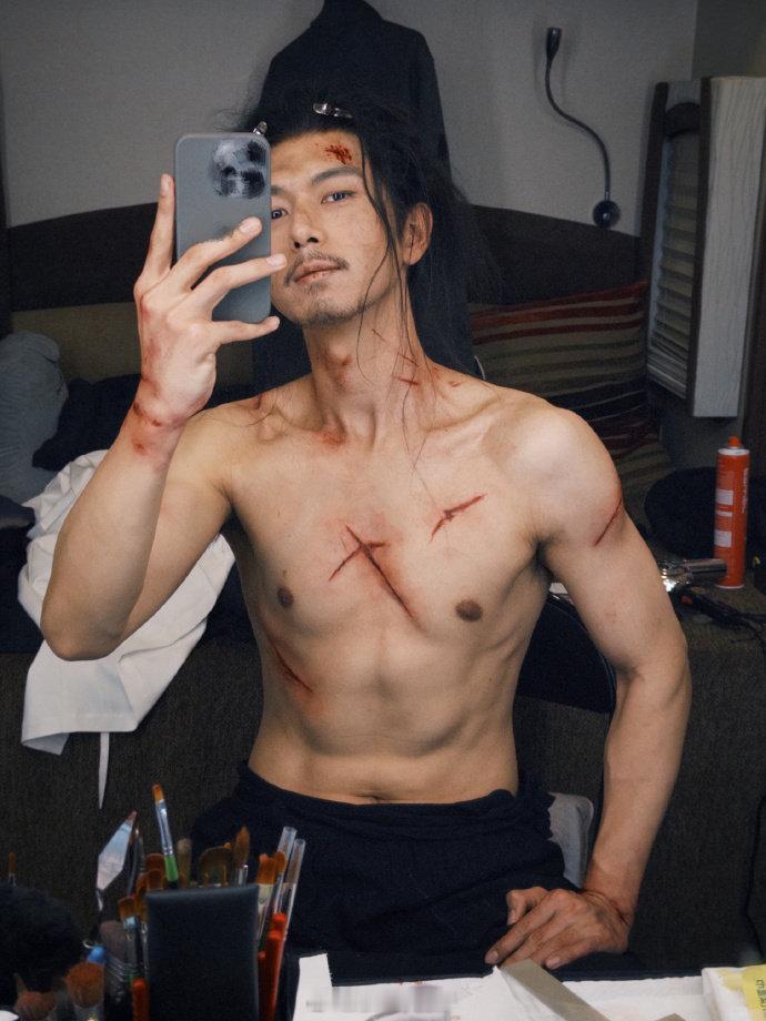 李现小年夜晒腹肌  李现战损腹肌  谁家过年吃不吃饺子咱不知道，李现这腹肌一发是