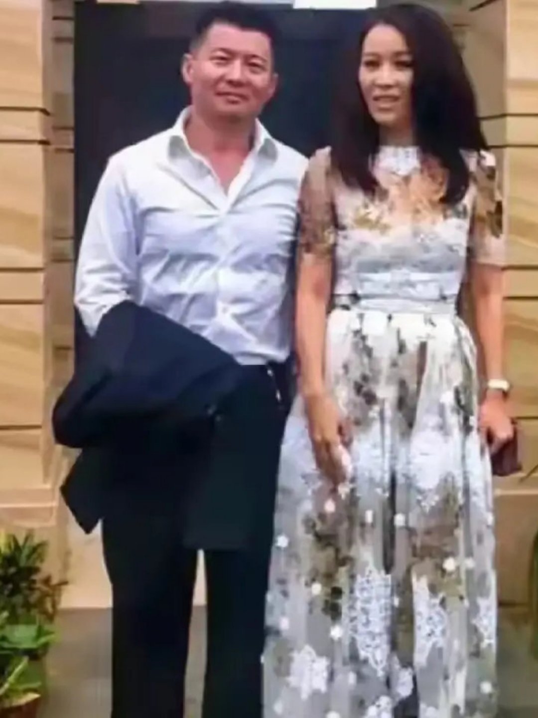 那英曾在怀孕期间发现前任高峰出轨 歌坛资深歌后那英丈夫是孟桐。在与孟桐结婚前，那