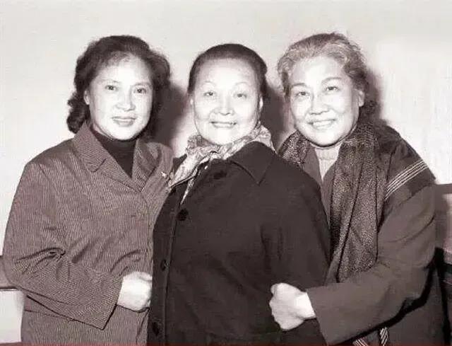 明星三人合影，欢迎大家在评论里补充
图一 长辈组合 黎莉莉 张瑞芳 秦怡
图二 