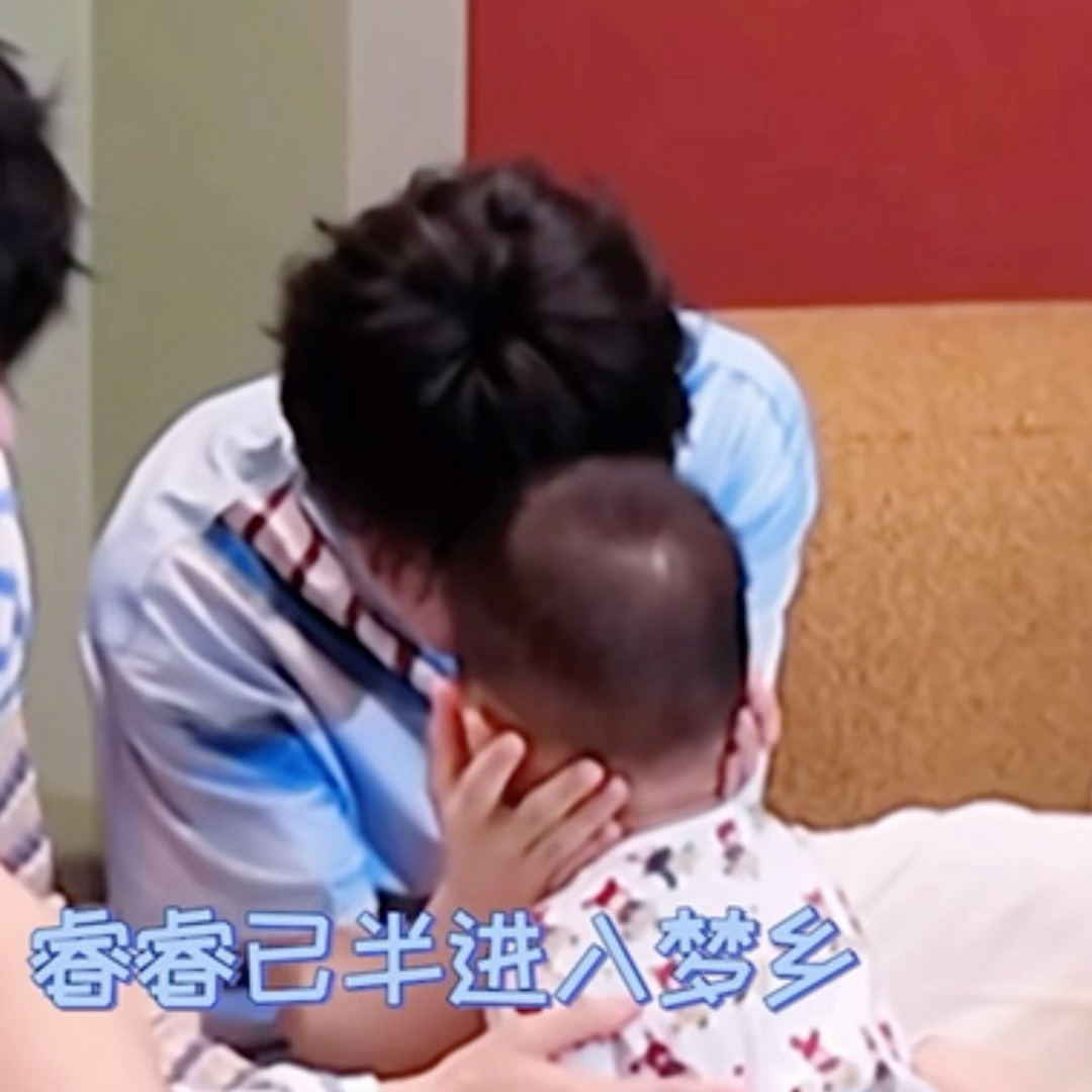 就这样捧着宝宝的脸哄苏新皓