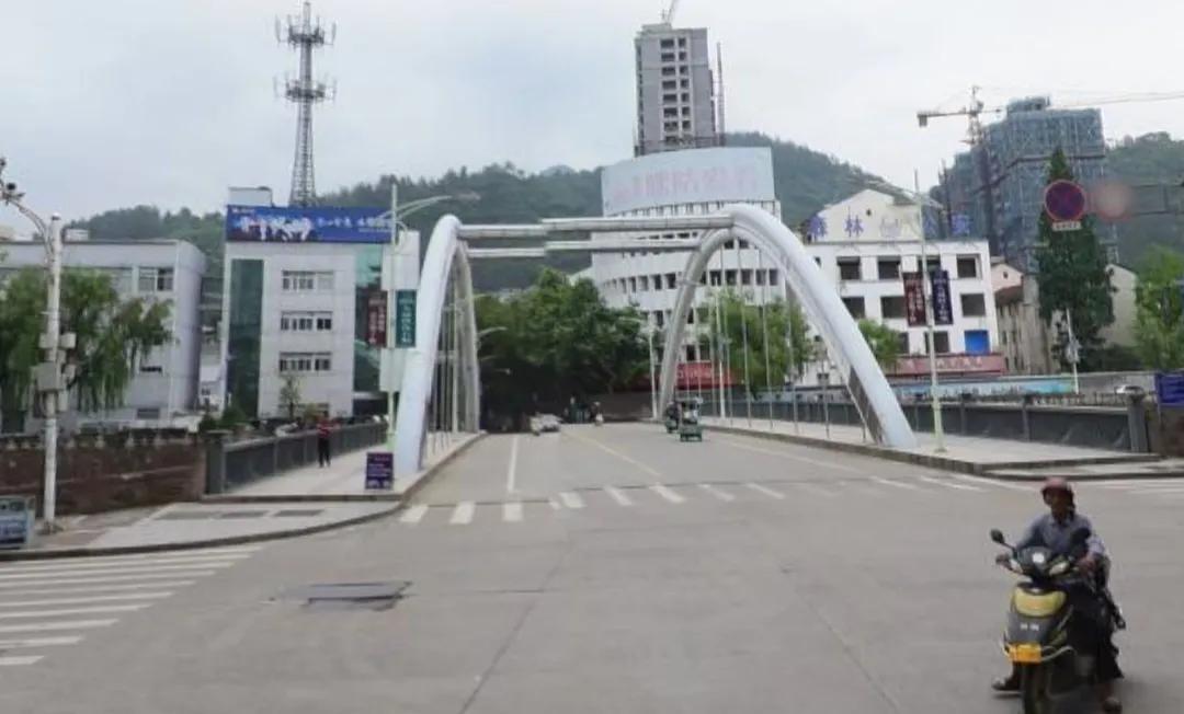 磐安县是浙江省中部山区中的一座城市，是浙江省金华市管辖下的一座城市。我们知道，金
