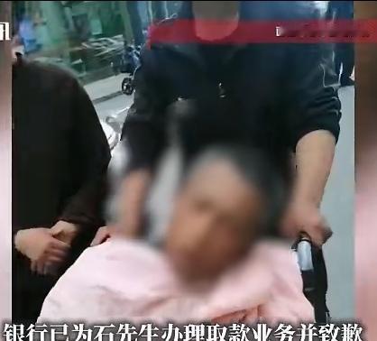 银行再次出qiu
别让规则寒了人心：银行服务不能只讲合规，不讲情理
 
近日，河